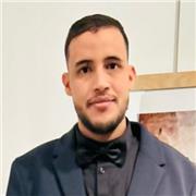 Proffesseur particulier donne des cours à des élèves du lycée et du collège